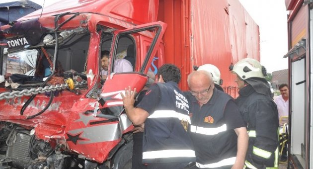 Kabinde Sıkışan Sürücüye Nefes Kesen Kurtarma Operasyonu