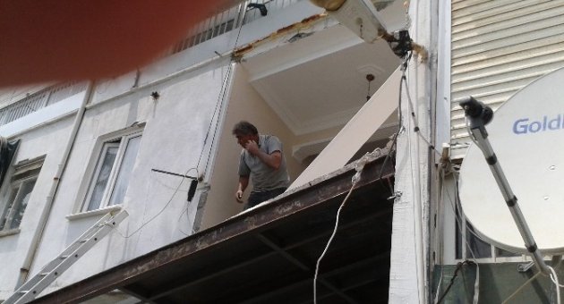 Kaçak Balkon Yıkıldı