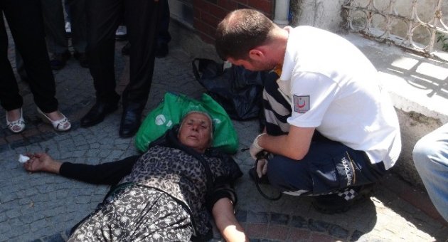 Kaçak İçki Satışı Yapan 70’lik Teyze, Polisi Görünce Bayılma Numarası Yaptı