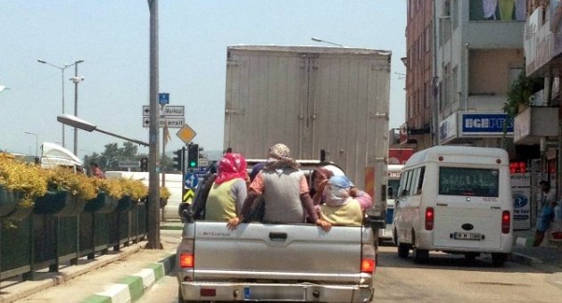 Kadın İşçilerin Kamyonet Kasasındaki Yolculuğu ’pes’ Dedirtti