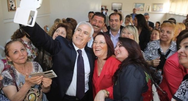 Kadın Lokalini Açan Başkan Bozbey Kadınlarla Selfie Yaptı
