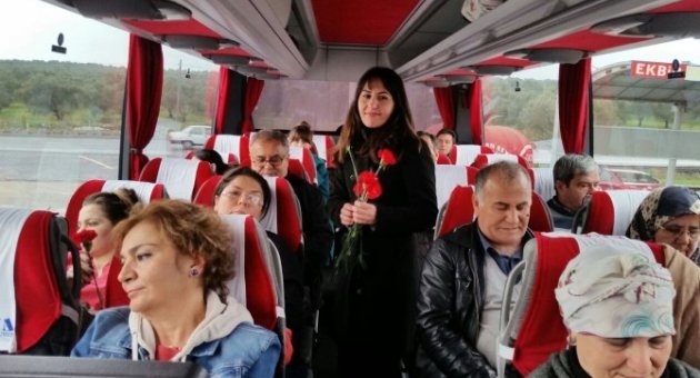 Kadın Yolculara Çiçek