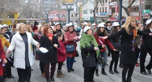 Kadına Şiddete Dans Ederek Tepki Gösterdiler