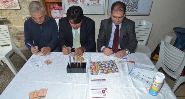 Kadına Yönelik Şiddete Karşı Taş Boyadılar