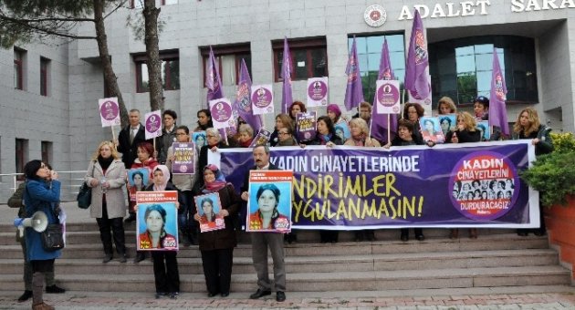 Kadınlar Öldürülen Rabia İçin Adliyede