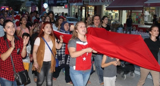 Kadınlar Şehitler İçin Yürüdü
