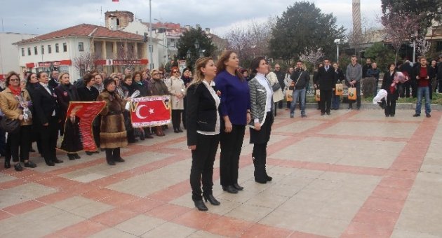 Kadınlar Törende Bir Araya Geldi