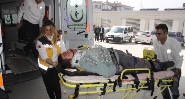 Kafasına Sunta Düşen İşçi Ağır Yaralandı