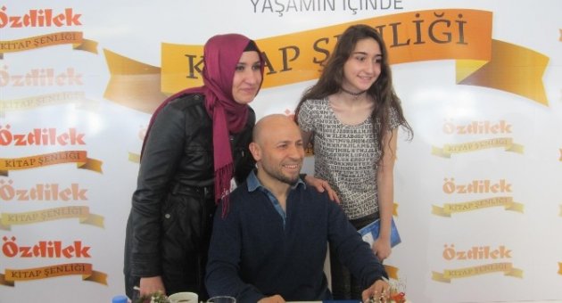 Kahraman Tazeoğlu Okurlarıyla Buluştu