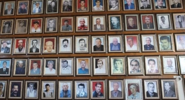 Kahvehanenin Duvarlarını Ölen İnsanların Fotoğrafları Süslüyor