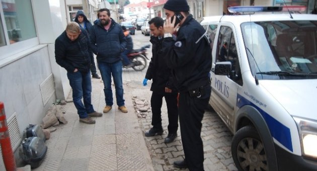 Kaldırıma Atılan Farları Polis Muhafazaya Aldı