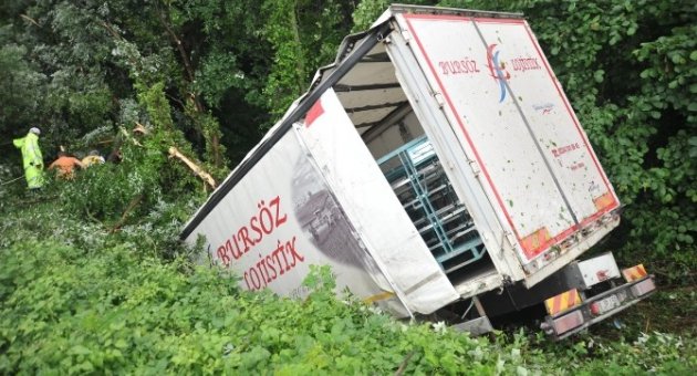 Kamyon 20 Metrelik Çukura Saplandı, Can Pazarı Yaşandı