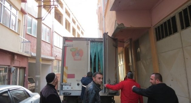Kamyon Apartmana Sıkıştı