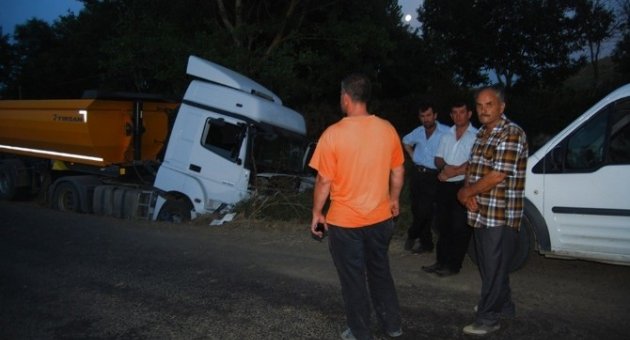 Kamyon Dereye Uçtu: 1 Yaralı