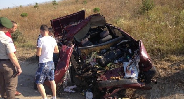 Kamyon Emniyet Şeridindeki Otomobili Biçti: 1 Ölü, 2 Ağır Yaralı