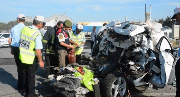 Kamyon Işıkta Bekleyen Araçların Arasına Daldı: 4 Yaralı