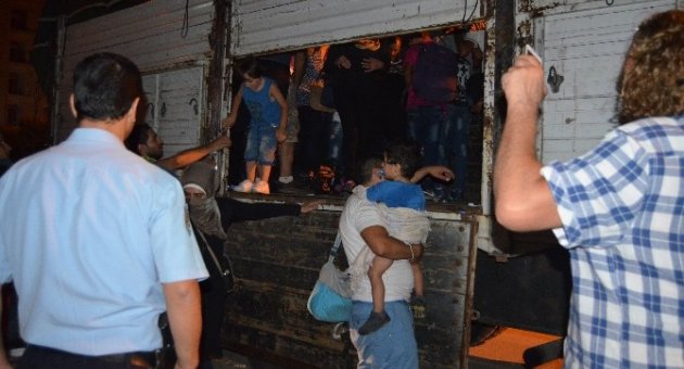 Kamyon Kasasında 115 Kaçak Göçmen Yakalandı