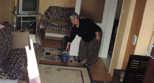 Kamyondan Düşen Oksijen Tüpü Eve Fırladı: 1 Yaralı