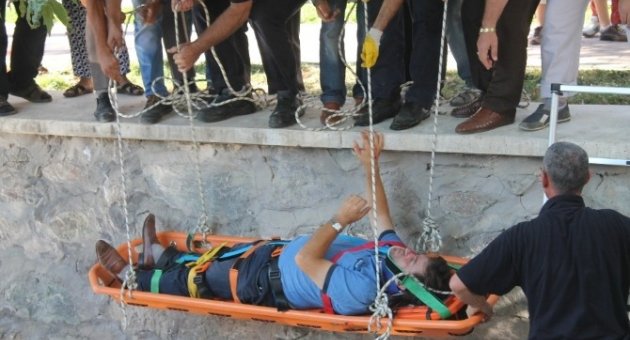 Kamyonet Dereye Uçtu, Faciadan Dönüldü