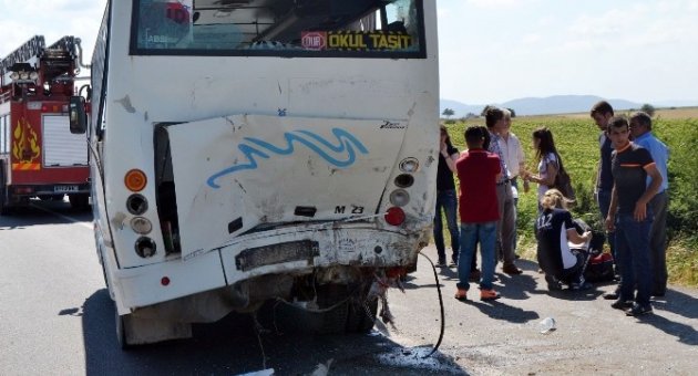 Kamyonet Midibüsle Çarpıştı: 4 Yaralı