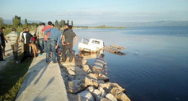 Kamyonetle İznik Gölü’ne Uçtular