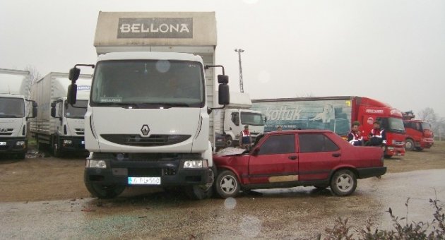 Kamyonla Çarpışan Otomobilde 4 Öğrenci Yaralandı