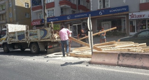 Kamyonun Kasasından Dökülen Keresteler Tehlike Saçtı