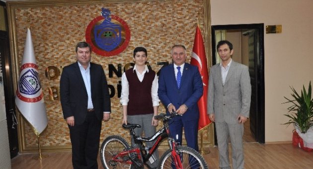 Kan Bağışına Katkı Sağlayan Öğrenciye Bisiklet