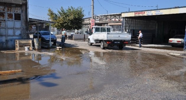 Kanal Taştı, Dükkanları Su Bastı