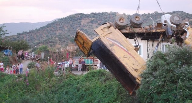 Kanala Uçan Kamyondan Yara Almadan Çıktı