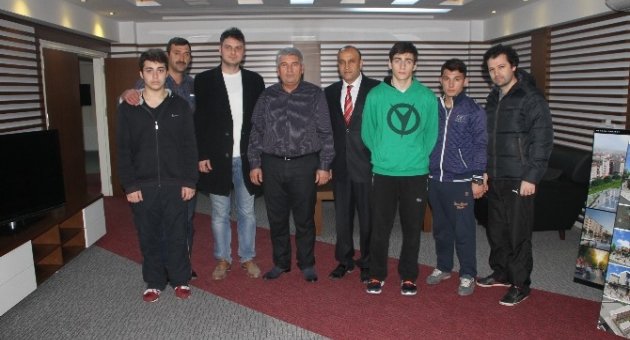 Kapaklıspor Boks Takımı, Kapaklı Belediye Başkanı Mandalı’yı Ziyaret Etti
