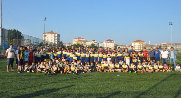 Kapaklıspor Yönetiminden Futbol Yaz Okulu Öğrencilerine Başarı Belgesi