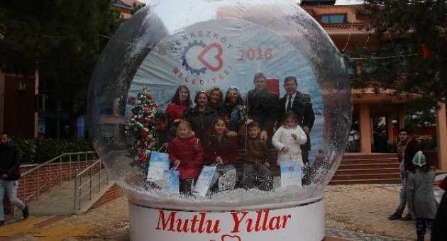 Kar Küresinde Hatıra Fotoğrafı