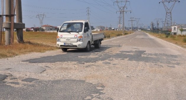 Karaağaç- Veliköy Yolu Sürücülerin Kabusu Oldu