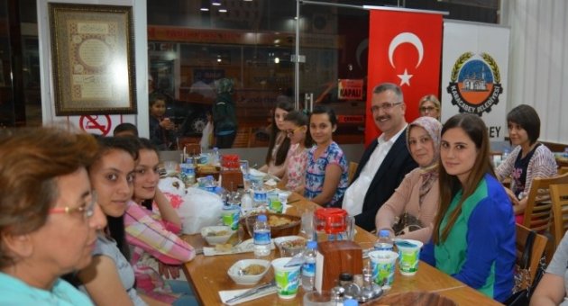 Karacabey Belediyesi’nden Yetim Çocuklara İftar