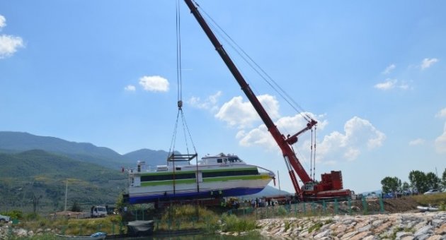 Karadan Nakil Yapılan En Büyük Gemi 12 Saatte Suya İndirildi