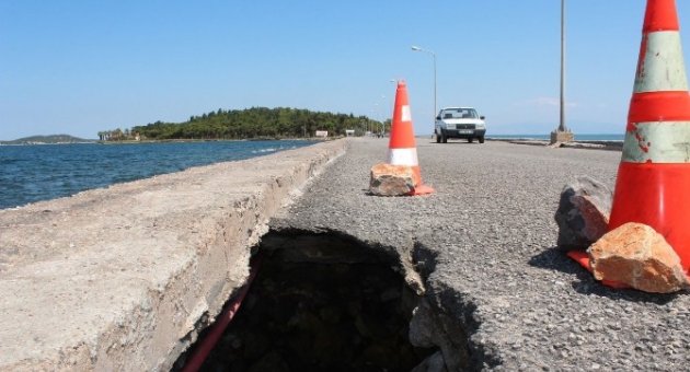 Karantina Adası Yolunda Kazalara Davetiye Çıkaran Çukurlar