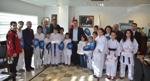 Karatecilere Malzeme Desteği