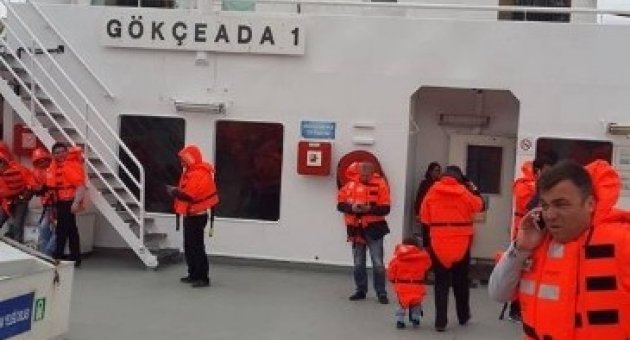 Karaya Oturan Feribotun Yolcuları Kurtarılmayı Bekliyor