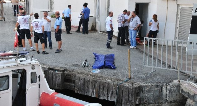 Kardeşi İle Yürürken Denize Atlayıp İntihar Etti