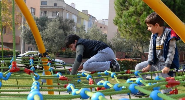 Karesi İlçesi’nde Parklar Göz Kamaştırıyor