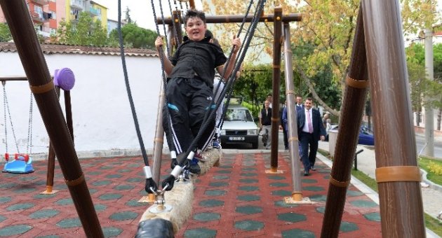 Karesi’de Oyun Parkları Yenilendi