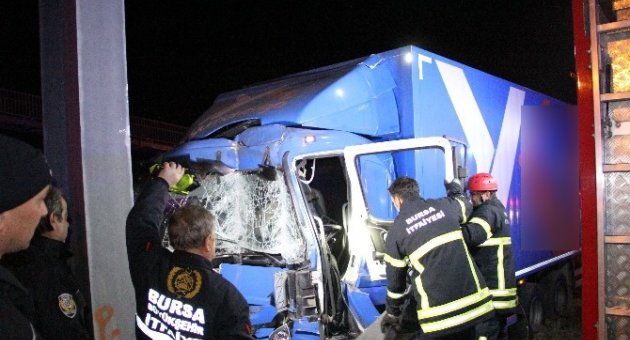 Kargo Kamyonu Üst Geçide Çarptı: 1 Ölü