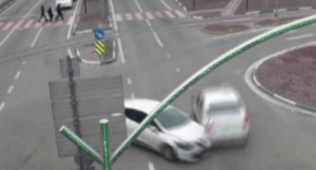 Karlı Havadaki Kazalar Mobese Kameralarına Yansıdı