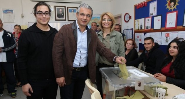 Karşıyaka Belediye Başkanı Ve Ailesi Oyunu Kullandı