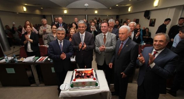 Karşıyaka Belediye Meclisinde Pastalı Kutlama