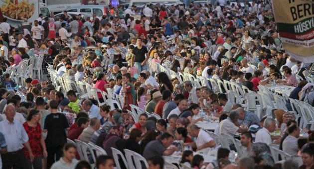 Karşıyaka’da 5 Bin Kişilik İftar Yemeği