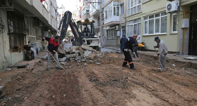 Karşıyaka’da Asfalt Ve Parke Taşı Çalışması
