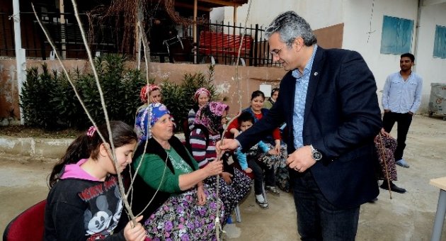 Karşıyaka’da İki Bin Fidan Dağıtıldı