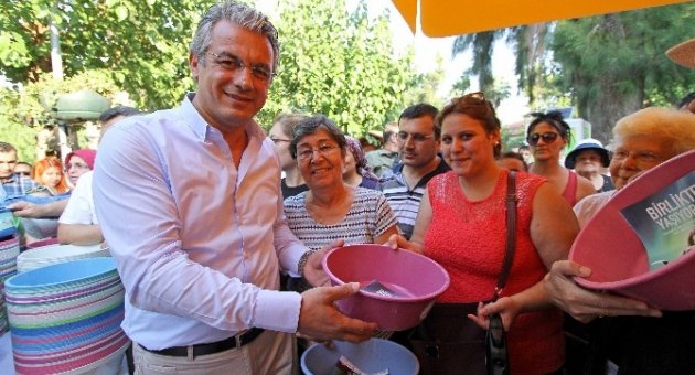 Karşıyaka’da Sokak Hayvanlarına Yardım Eli